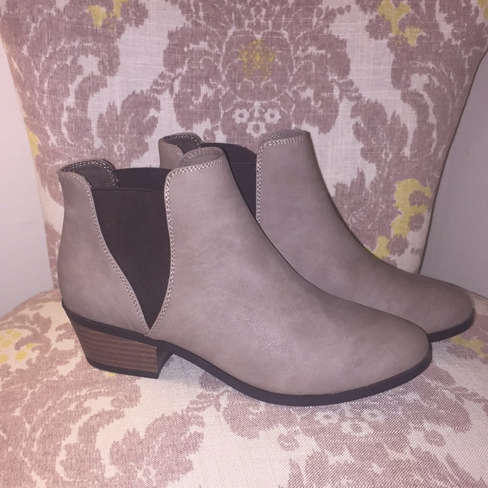 NEVER WORN Taupe flat booties